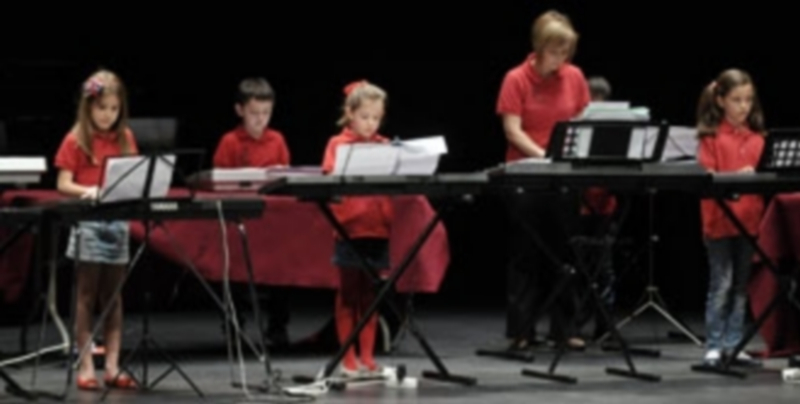 Un momento de la actuación que tuvo lugar ayer en el Teatro Juan Bravo. / Juan Martín