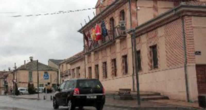 Banderas a media asta en el Ayuntamiento de Abades