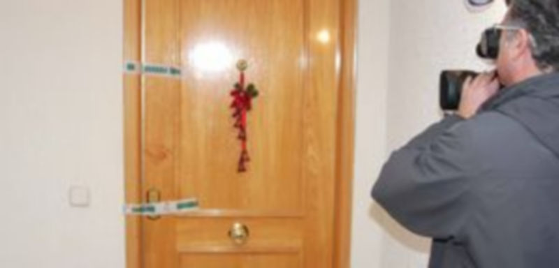 El domicilio que compartían la víctima con su pareja y los hijos de ésta fue precintado por la Guardia Civil. / G. Herrero