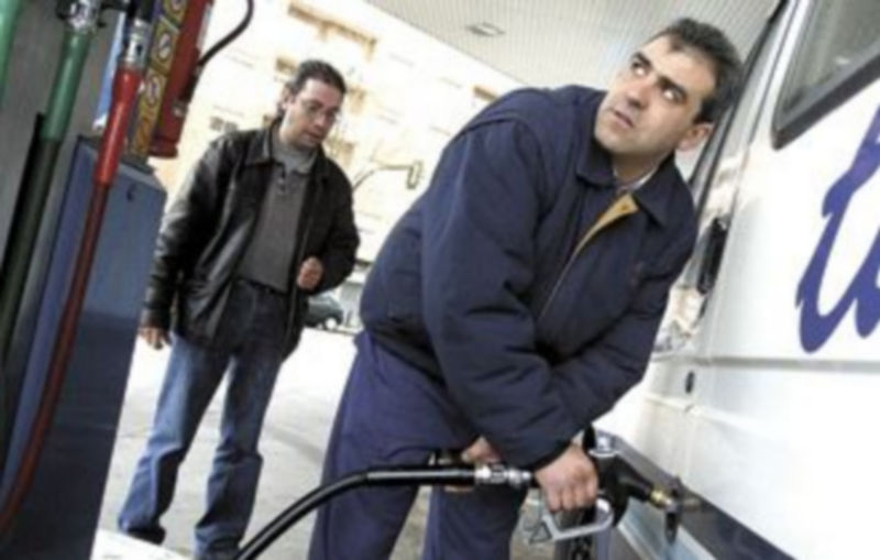 Imagen de archivo de un conductor repostando su vehículo en una gasolinera. Los precios del combustible siguen al alza. / Ical