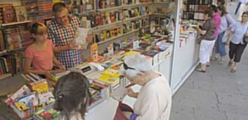 Una decena de puestos participan desde ayer en la Feria del Libro 1 Los primeros visitantes de la Feria del Libro de Segovia adquieron los ejemplares en las casetas. / Kamarero
