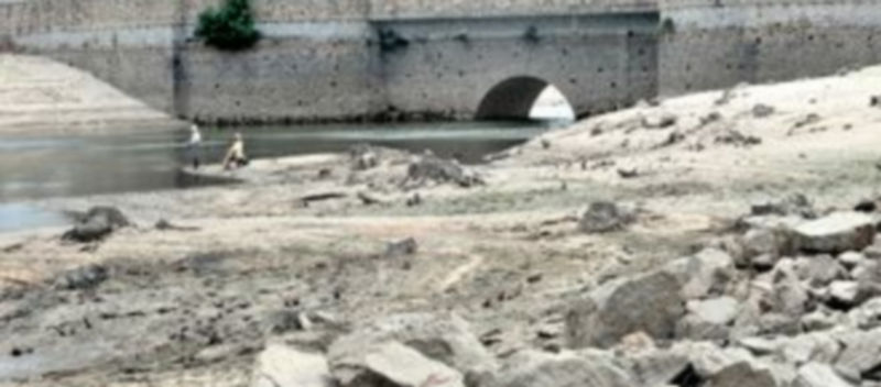 El estado del embalse del Pontón ofrece un preocupante aspecto a medida que desciende el nivel de agua almacenada./KAMARERO