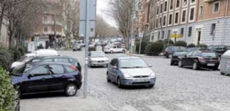 La primera fase de remodelación consistirá en pavimentar la calzada y renovar redes y servicios. / Juan Martín