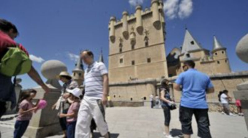 Un grupo de turistas sale del Alcázar