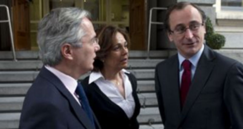 Gómez de la Serna y Escudero junto al diputado Alfonso Alonso (dcha.) / Kamarero.