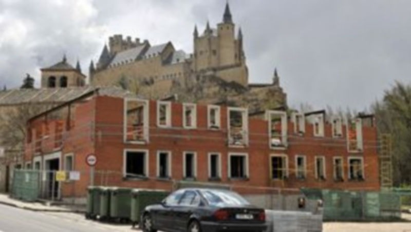 El polémico edificio en construcción se sitúa en la calle de San Marcos número 25. / Kamarero.