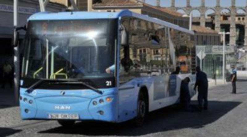Imagen de archivo de un autobús averiado junto al Acueducto. / Kamarero
