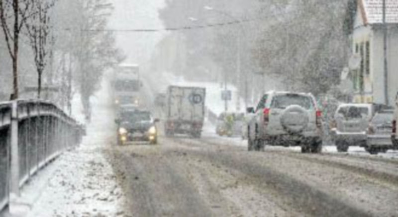 La nieve fue abundante ayer en el municipio de El Espinar. / Pedro Merino