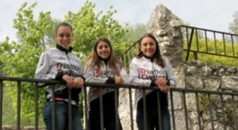 Las chicas del Triatlón Cuéllar con su típico gesto tras haber logrado otro pódium. / El Adelantado