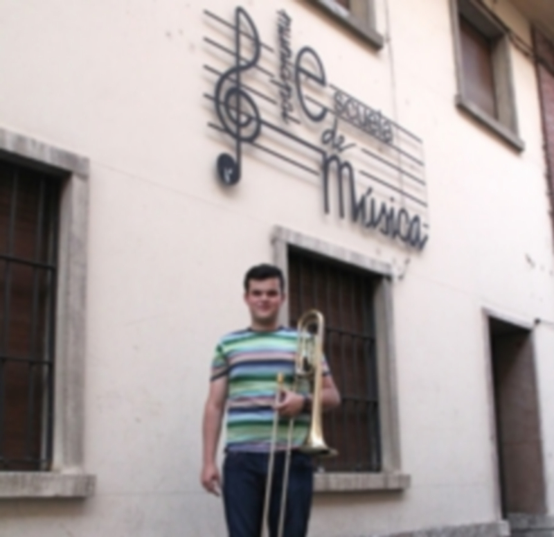 Álvaro Zarzuela a la puerta de la Escuela de Música