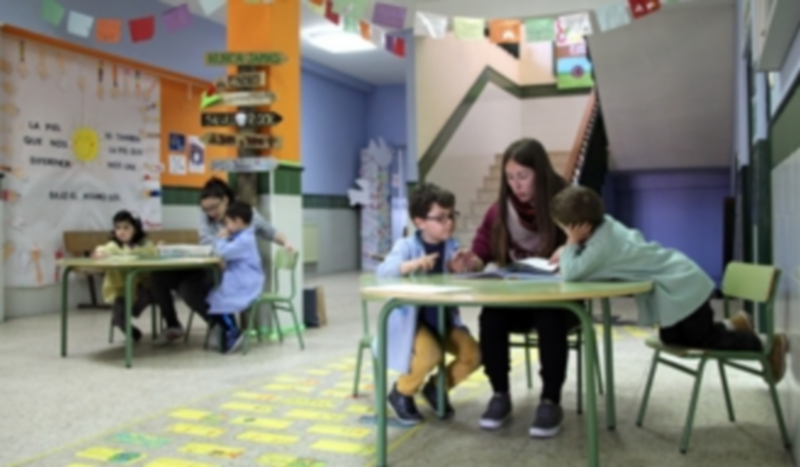 Alumnos de primero de bachillerato del IES Marqués de Lozoya leyendo cuentos a niños de 3 años de San Gil. / C. Núñez