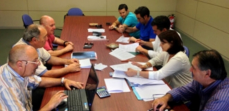 Un momento de la firma del convenio provincial de transporte de viajeros por carretera