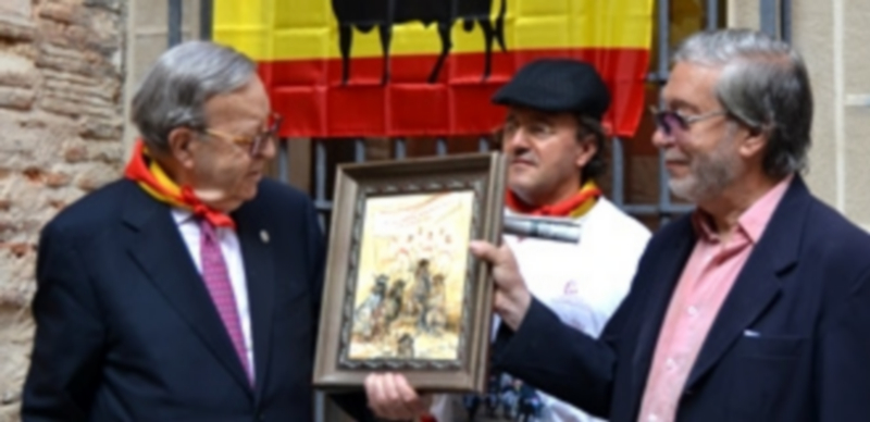 Lope Tablada entregó un cuadro a Alberto Cándido momentos previos al pregón. / Borja Martín