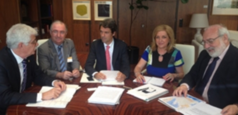 Los senadores del PP durante el encuentro en el estudiaron la viabilidad del Centro Nacional de Vidrio. / El Adelantado