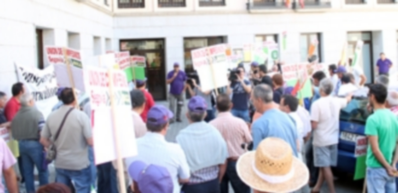 Concentración convocada ayer por la Unión de Campesinos frente a la Delegación Territorial de la Junta. / Fran Muñoz