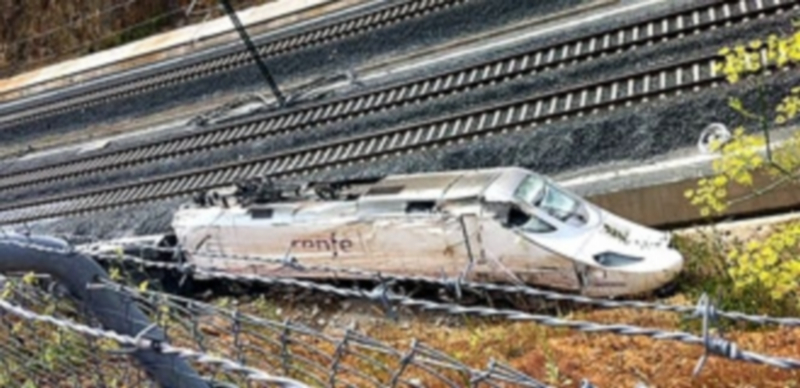 El siniestro ferroviario objeto de la instrucción judicial ocurrió en esta curva del barrio compostelano de Angrois. / E. P.