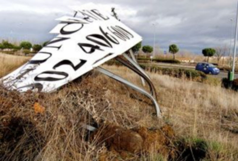 El viento ha provocado ya caídas de carteles estos días en la provincia de Segovia. /ALBERTO BENAVENTE