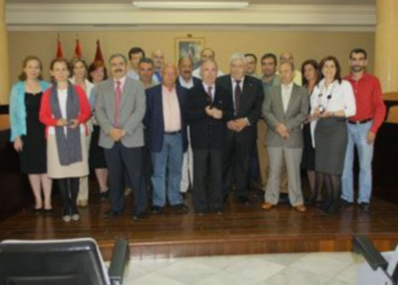 Javier Santamaría y varios diputados felicitaron a sus funcionarios. /FERNANDO PEÑALOSA