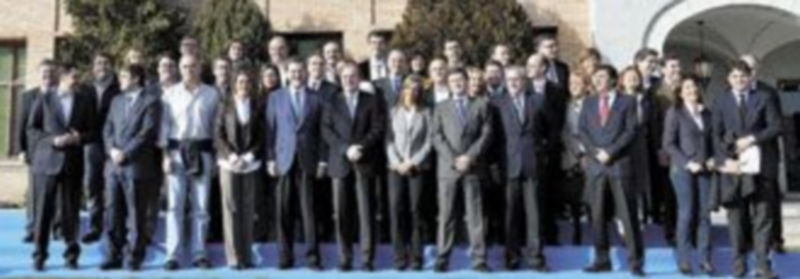 La fachada del Hotel Cándido sirvió como marco para la ya tradicional “foto de familia” de los presidentes provinciales junto a la dirección nacional del partido