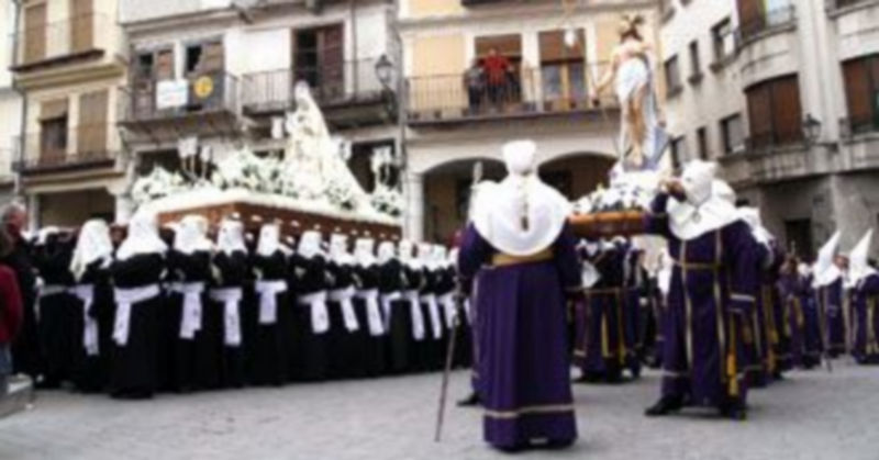 Momento del Encuentro entre ambas imágenes en la Plaza Mayor del municipio. / Gabriel Gómez