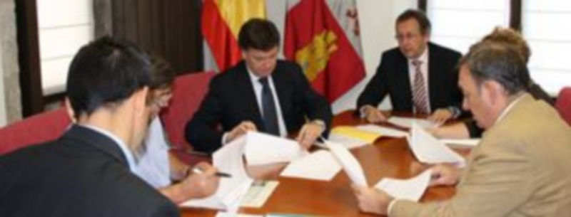 Momento de la firma del convenio ayer por la mañana. /El Adelantado
