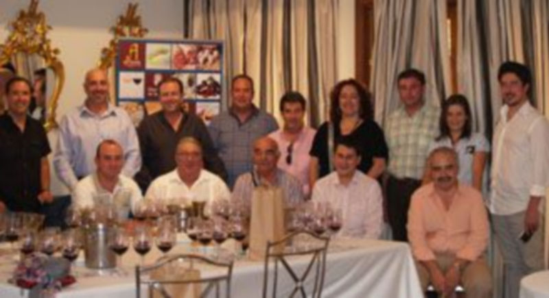 Expertos enólogos en el restaurante La Floresta. / El Adelantado