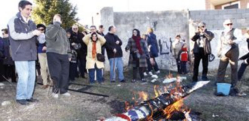 Tras el desfile por las calles del pueblo se llevó a cabo la quema de la sardina junto al Centro de Día de Personas Mayores./ Gabriel Gómez
