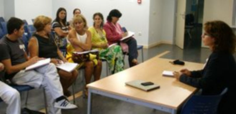 Imagen del encuentro mantenido por Marta Gutiérrez con las asociaciones segovianas relacionadas con la igualdad. / E.A.