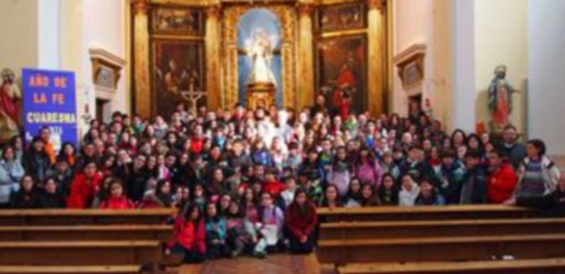 Doscientos adolescentes participaron en el encuentro diocesano de Riaza 1 El obispo y organizadores del encuentro posan con las decenas de adolescentes que acudieron el sábado al encuentro celebrado en la localidad de Riaza. / El Adelantado