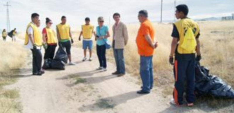 Paloma Maroto y Andrés Torquemada visitan al grupo mientras realizan labores de limpieza. / Kamarero