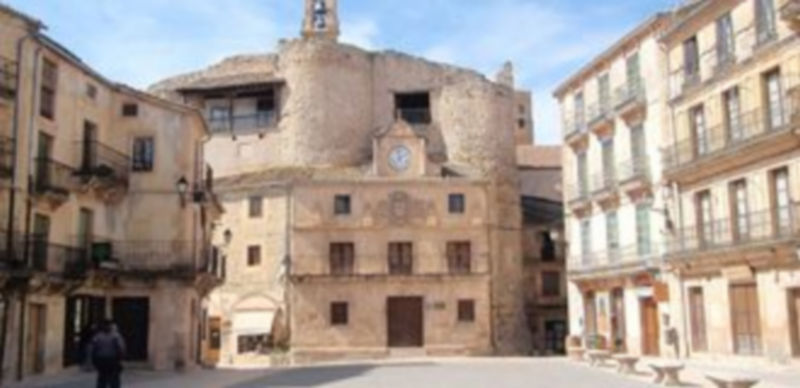 Los vecinos de la villa de Sepúlveda colaboran con la Guardia Civil para encontrar al desaparecido. / El Adelantado