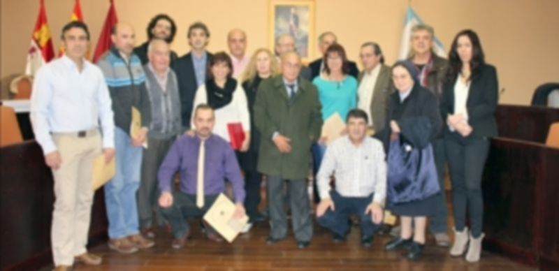 Yo estuve allí 1 Los ganadores de los trabajos premiados posan junto a los miembros del jurado y la directiva de la Asociación de Antiguos Alumnos de la Residencia Provincial. / E. A.