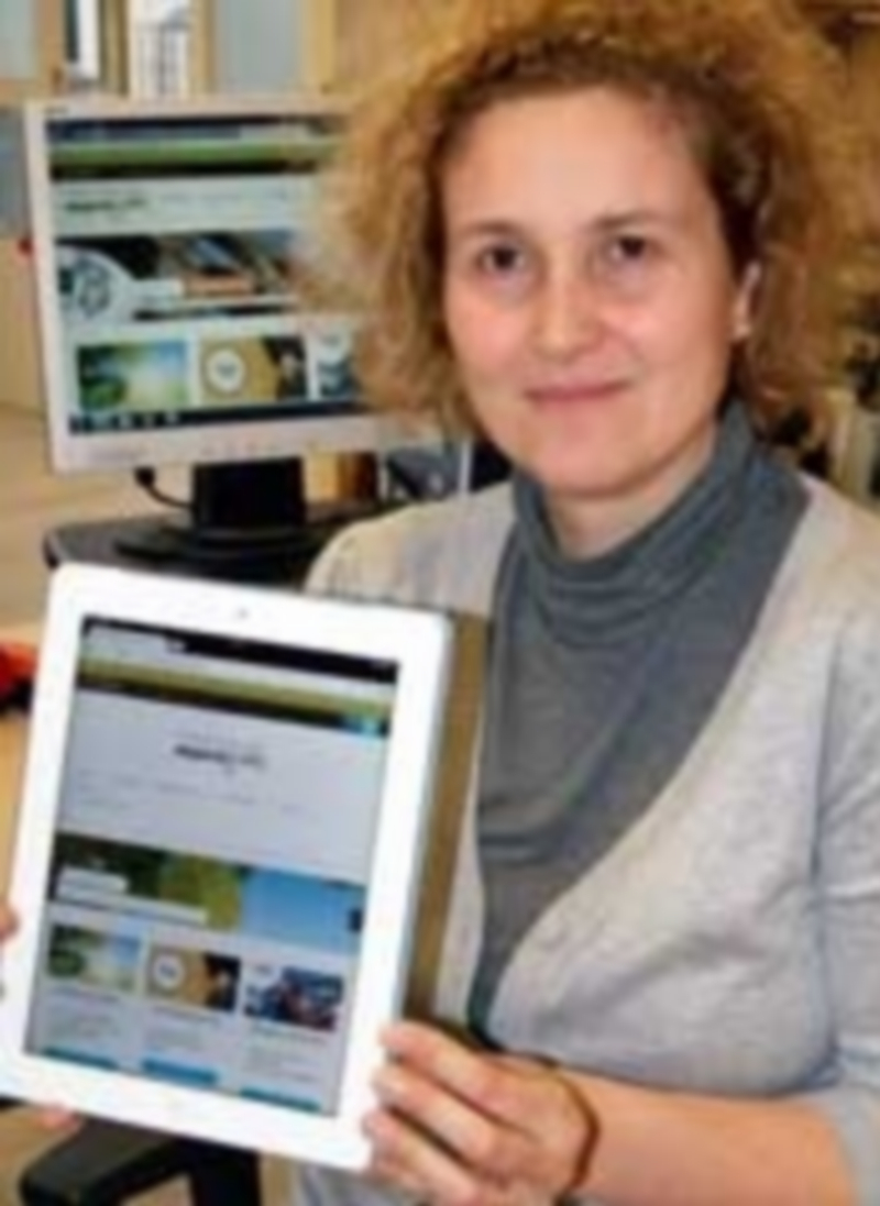 La concejala Lirio Martín muestra la web en una tableta. / El Adelantado