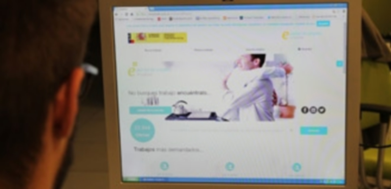 Un joven utiliza el nuevo portal presentado por el Ministerio de Empleo el pasado día 17. / Kamarero