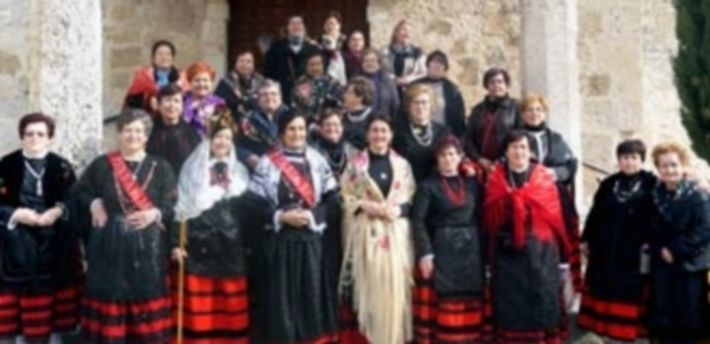 Las aguederas de Sacramenia posaron en la puerta de la iglesia. / El Adelantado