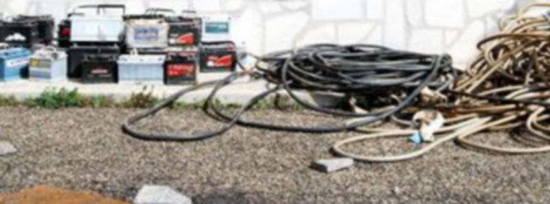 La Guardia Civil muestra el cable recuperado y las baterías de coche recuperadas tras la detención.