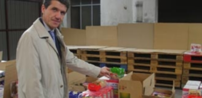 El concejal Andrés Torquemada muestra lotes de alimentos. / E. A.