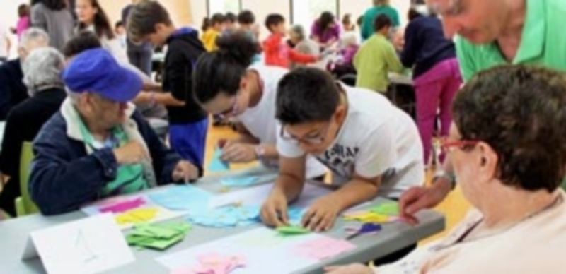 Niños y mayores elaboraron juntos las piezas de un gran puzle que recordará la jornada intergeneracional. / El Adelantado