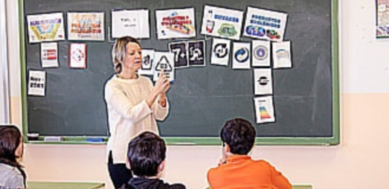 Los alumnos aprenden a identificar la simbología del etiquetado a través del juego. / m.g.