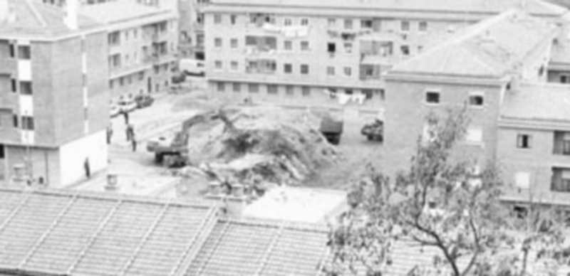 El secreto de la pirámide de San Millán 1 Imagen de la construcción de la pirámide para tapar una roca que popularmente se conocía como Peña del Gato. / E. A.