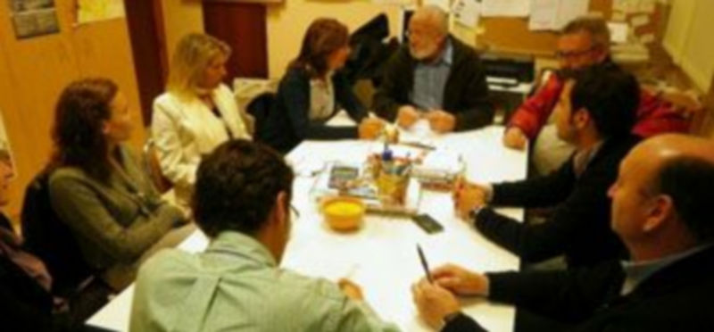 Los vecinos de Nueva Segovia piden más frecuencias para el transporte público 1 Los populares escucharon las demandas de los vecinos./ El Adelantado