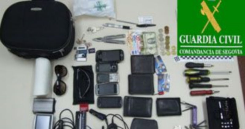 Diversos objetos incautados a los delincuentes./ El Adelantado