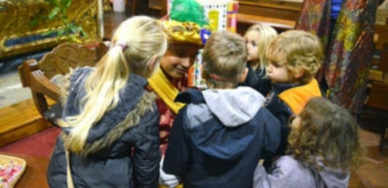 Cartas camino de Oriente 1 El Cartero Real atendió amablemente a todos los niños que se acercaron a llevarle su carta para los Reyes Magos. / T. DE SANTOS