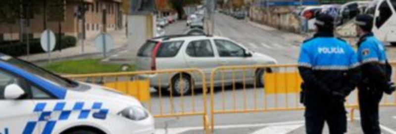 La Policía ha estado informando a los conductores sobre la prohibición de circular por la Cuesta de los Hoyos. / A. Benavente