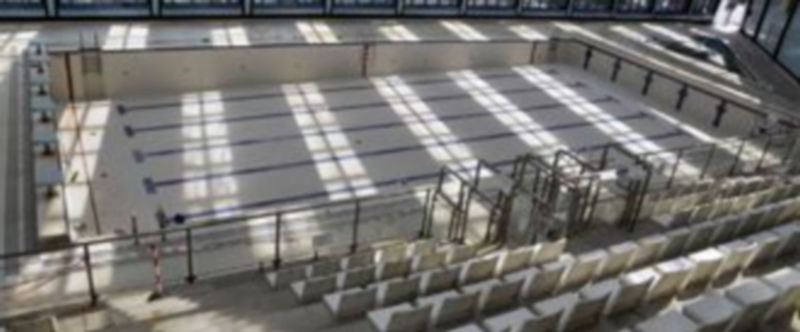 La piscina climatizada de Segovia se cierra todos los veranos para proceder a su limpieza y mantenimiento. / ALBERTO BENAVENTE