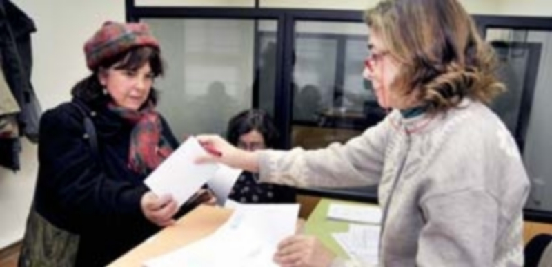 Los maestros y profesores podrán votar el día 4 de diciembre en 16 mesas electorales que se repartirán por la provincia. / A. B.