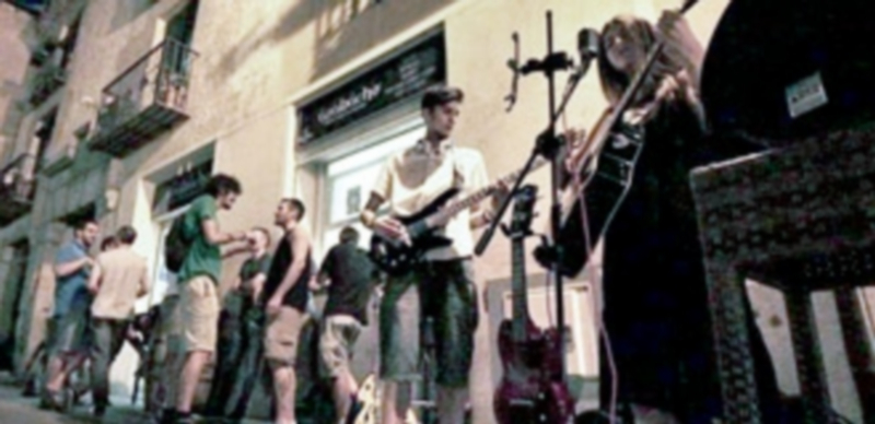 ‘Vete al Fresco’ abre un nuevo ciclo de conciertos para el mes de agosto 1 El grupo Lucifer actuó en el bar Azabache el pasado jueves dentro del programa ‘Vete al Fresco’. / Gabriel Gómez