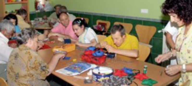 Varios de los residentes de la residencia de la Cruz Blanca realizando diversas actividades. / ALBERTO BENAVENTE