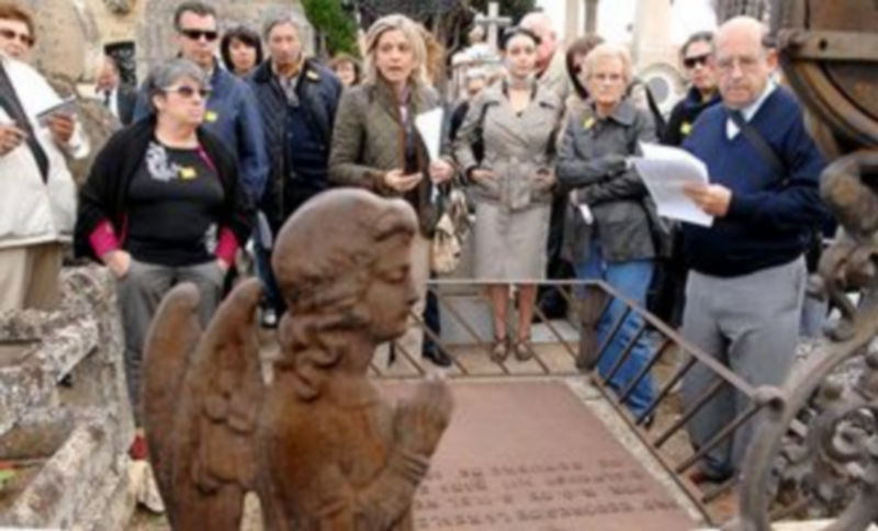 La visita mostró algunas de las esculturas más representativas y curiosas del camposanto segoviano. / Alberto Benavente