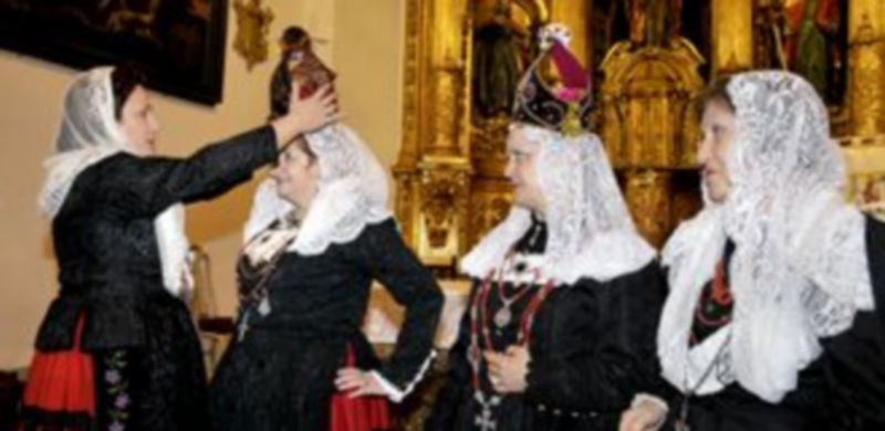 Segovia se viste con mantones y manteos 1 / ALBERTO BENAVENTE